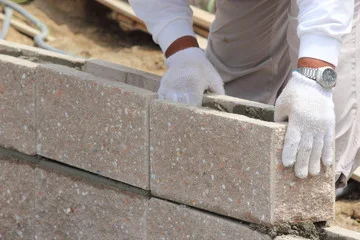 外構工事でブロックを丁寧に積み上げる職人
