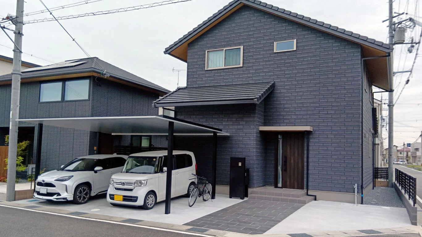たつの市の新築外構:建物と調和するカーポートと門柱を備えたシンプルモダンな外構全景