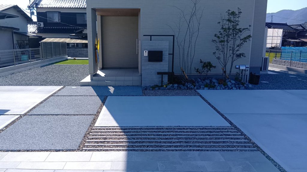 宍粟市の新築外構工事：門柱とシンボルツリーと駐車場と土間01