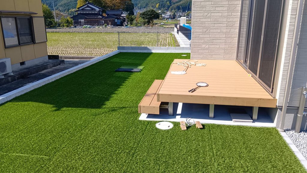 宍粟市の新築外構工事：中庭のウッドデッキと人工芝01