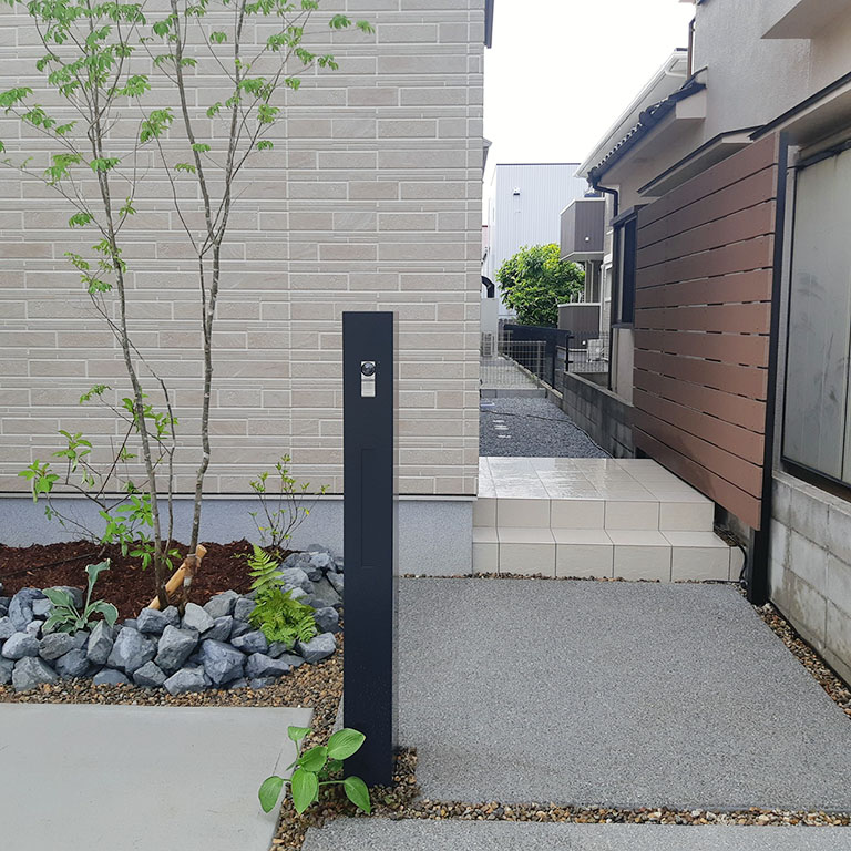 明石市の新築外構工事：シンプルな機能門柱とアプローチ
