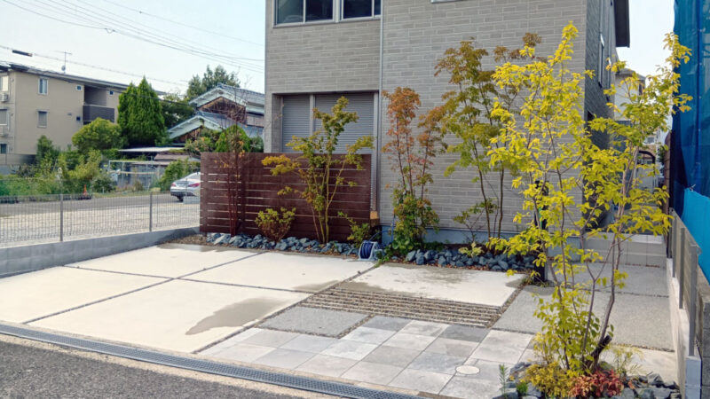 明石市の新築外構工事：ナチュラルなシンボルツリーの外構と目隠しフェンス