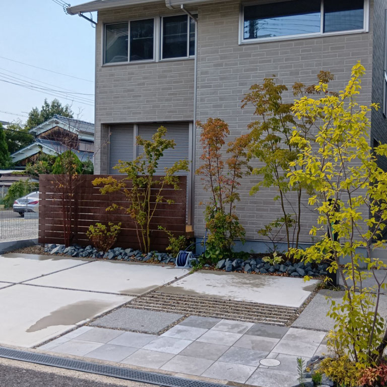 明石市の新築外構工事：ナチュラルなシンボルツリーの外構と目隠しフェンス
