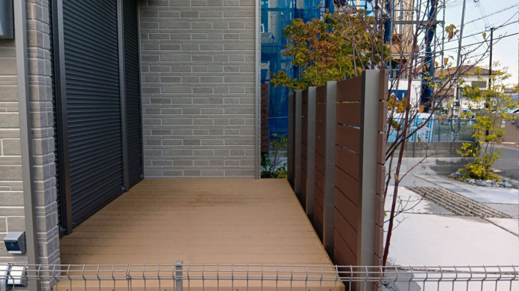 明石市の新築外構工事：テラスと目隠しフェンス