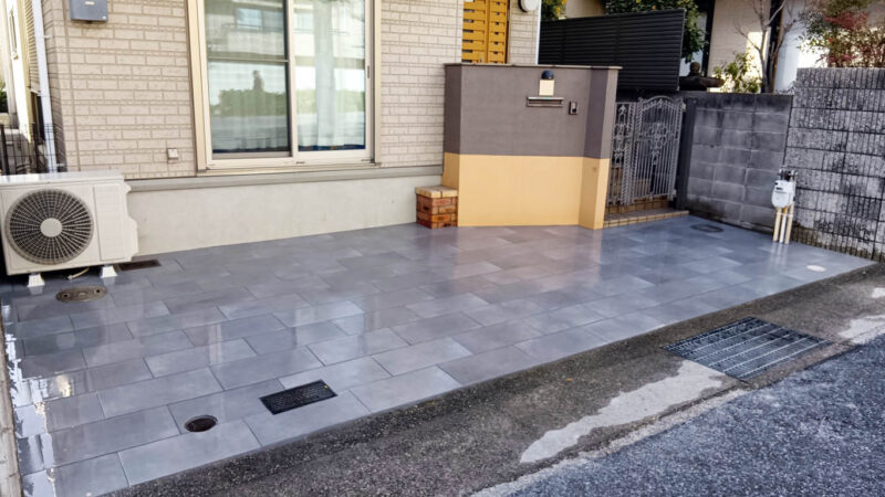 芦屋市のリフォーム外構工事：モダンなタイルの駐車場