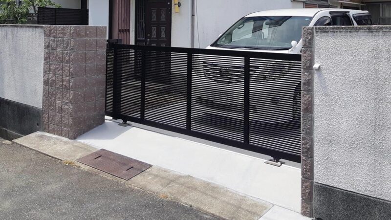 芦屋市のリフォーム外構工事：駐車場の門扉取付後とタイルの貼り替え