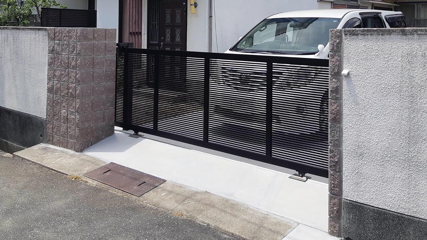 芦屋市のリフォーム外構工事：駐車場の門扉取付後とタイルの貼り替え