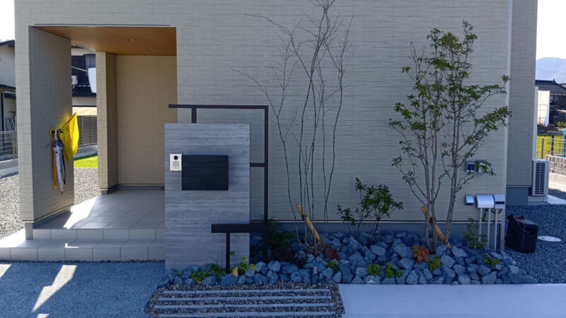 宍粟市の新築外構工事：モダンな杉板タイルの門柱とぐり石と植栽