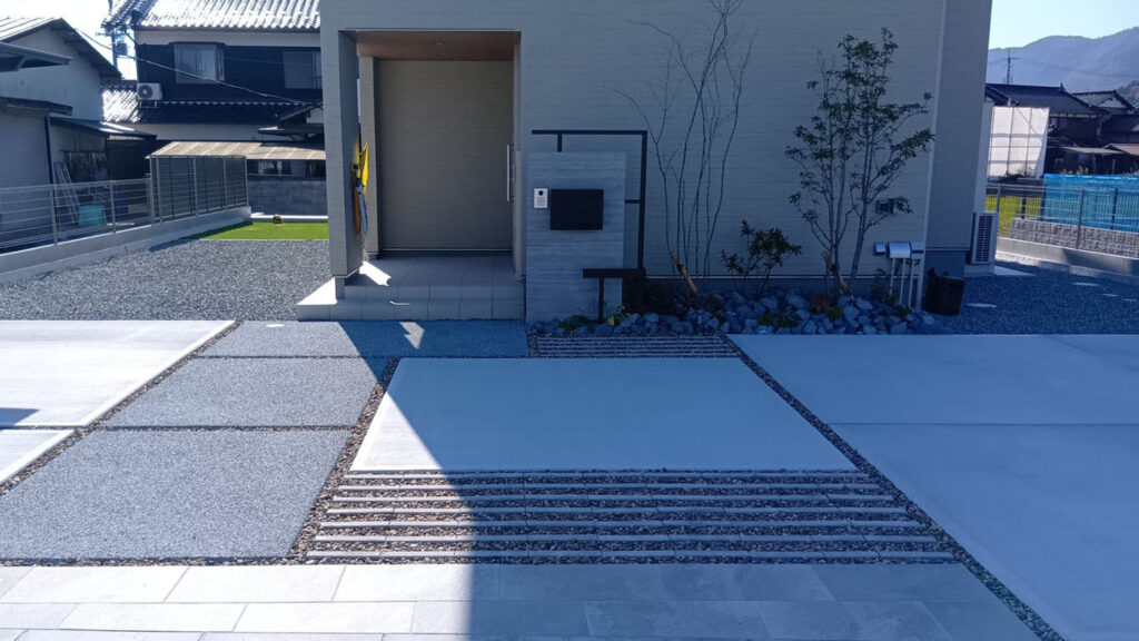宍粟市の新築外構工事:モダンな杉板タイルの門柱とぐり石と駐車場